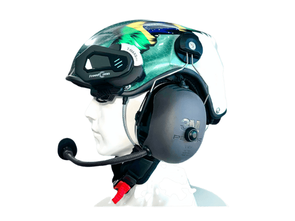 Capacete de paramotor com sistema de comunicação integrado.